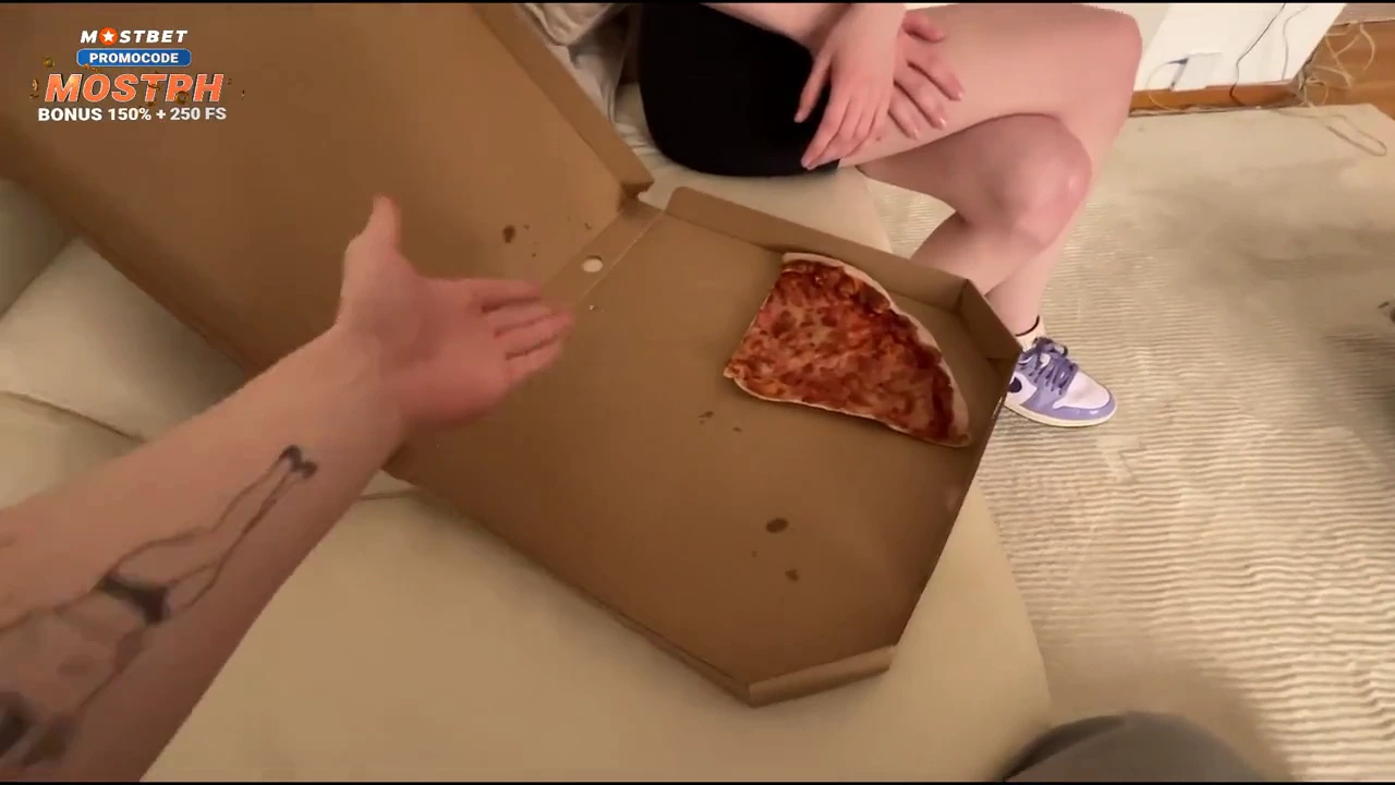 Delivery girl indulges in pizza and sexual favors to keep job porn video